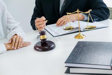权威正义与保险公司律师和事务所客户协商在法律事务所咨询保险律师和
